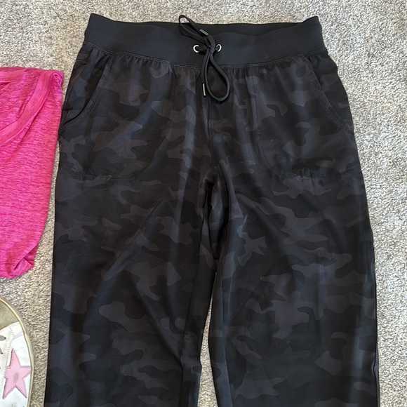 CRZ YOGA Camo Print Jogger Pants - Picture 2 of 8